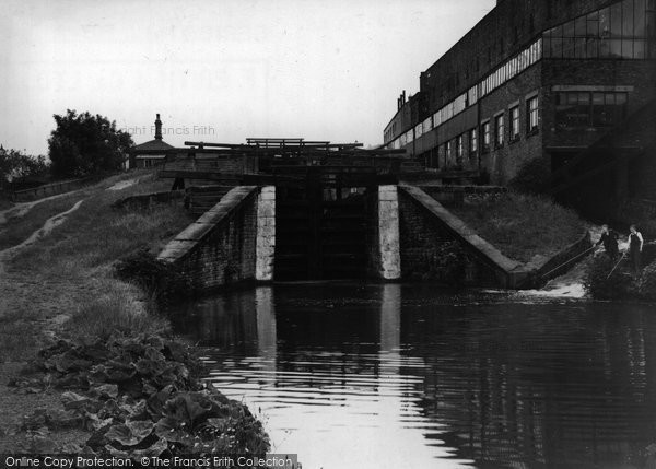 Photo of Bingley, Three Rise Locks c.1955