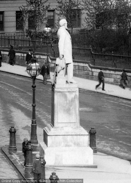 Photo of Birmingham, John Skirrow Wright Statue 1896
