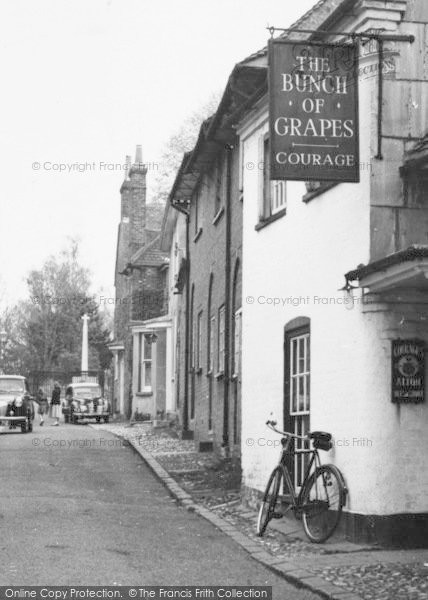 Photo of Bishop's Waltham, The Bunch Of Grapes, St Peter's Street c.1955