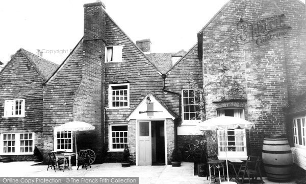 Photo of Bishop's Waltham, The Crown Inn, The Armoury Bar Courtyard c.1960