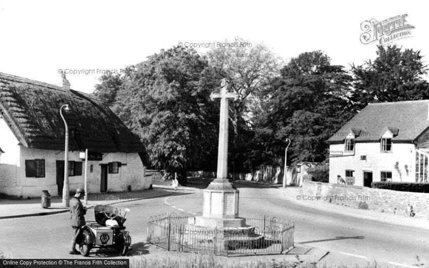 Bishops Cleeve, Kings Head, War Memorial and Post Office c1960