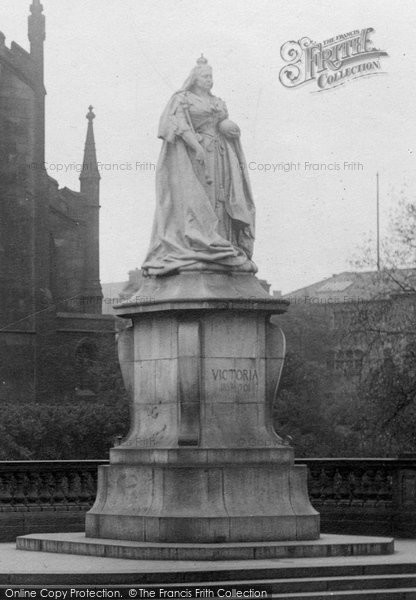 Photo of Blackburn, Queen Victoria's Statue 1923