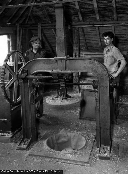 Photo of Bodiam, Oast House Workers c.1955