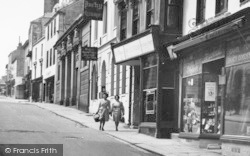 Fore Street, Shoppers c.1955, Bodmin