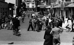 Lunchtime Crowd, York Road 1955, Bognor Regis