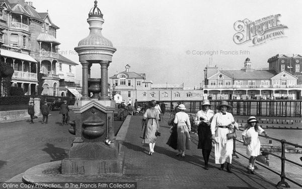 Photo of Bognor Regis, The Diamond Jubilee Drinking Fountain And Pier 1921