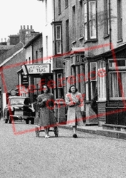 Ladies In High Street 1949, Borth