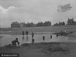 The Beach 1925, Borth