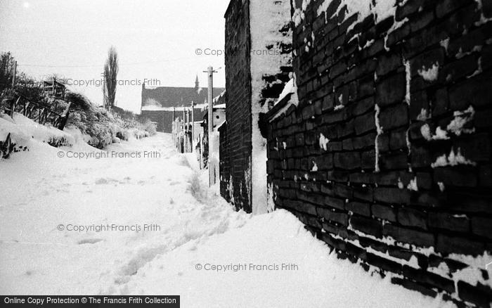 Photo of Bradford, Snow, Horton Bank, Back Street 1953