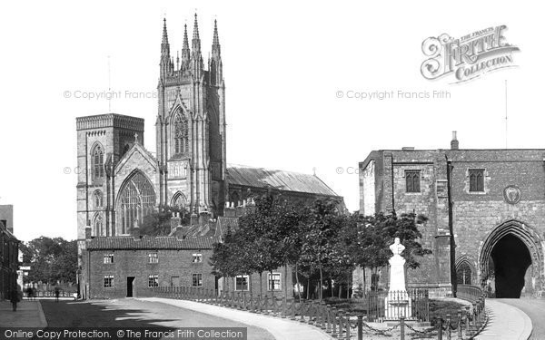 Photo of Bridlington, Priory Church and Bayle Gate 1923