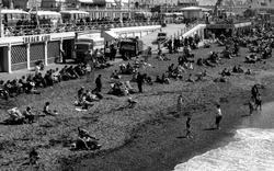 Beach Crowd c.1955, Brighton