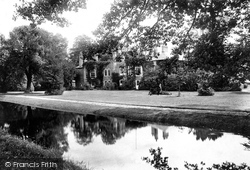 Moat House 1906, Britford
