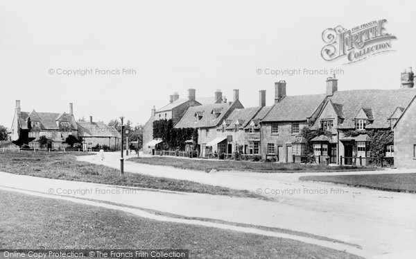 Photo of Broadway, The Village 1899