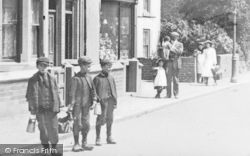 Villagers c.1910, Buckley