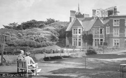 A Couple At Efford Down Hotel 1935, Bude