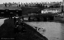Children By The Old Bridge 1906, Bude