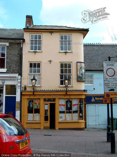 Photo of Bury St Edmunds, Nutshell Pub 2004