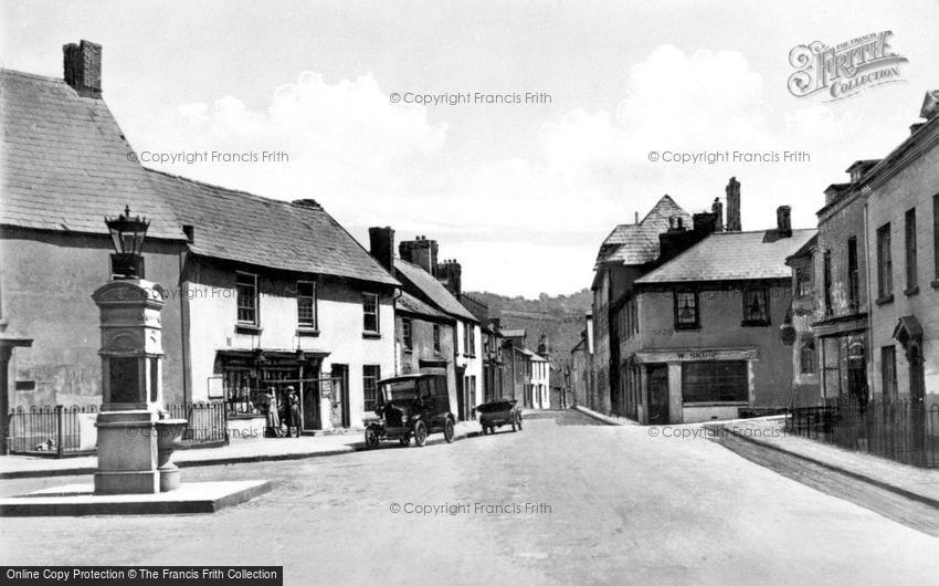 Caerleon, the Square and War Memorial c1930