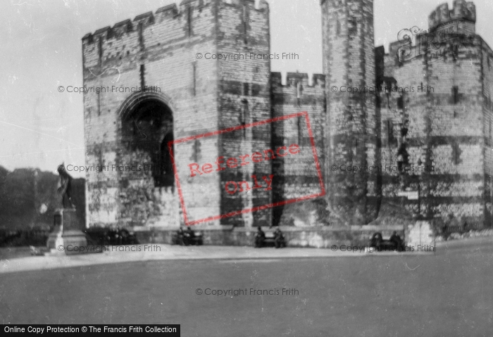 Photo of Caernarfon, Castle And D L Loyd George's Statue 1933