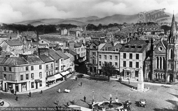 Photo of Caernarfon, Castle Square c1935