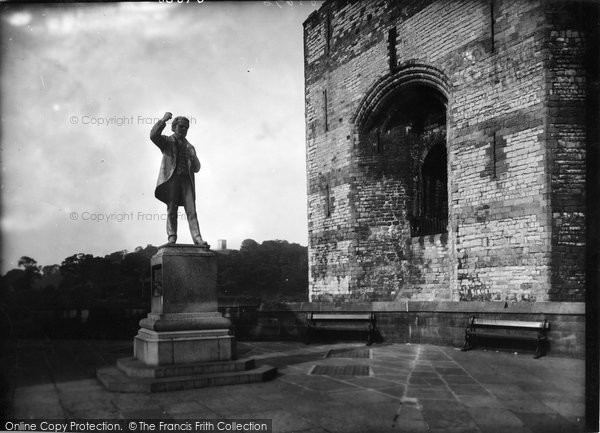 Photo of Caernarfon, The Right Hon D Lloyd George's Statue 1933