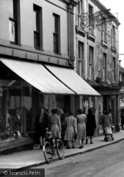 Shopping In High Street c.1955, Calne