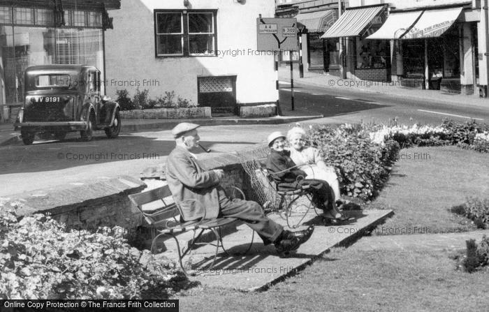 Photo of Calne, Sitting In Central Gardens c.1960