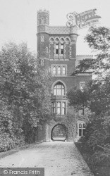 Girton College Gate 1908, Cambridge