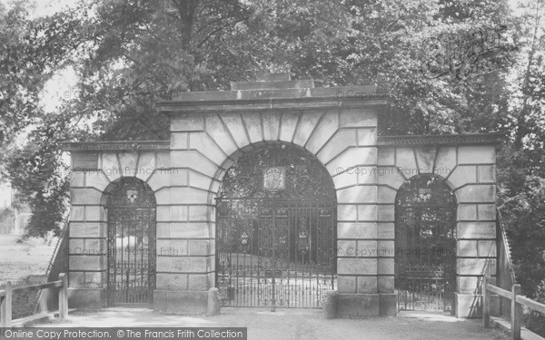 Photo of Cambridge, King's College New Gates 1925