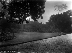 Magdalene College Master's Garden 1931, Cambridge