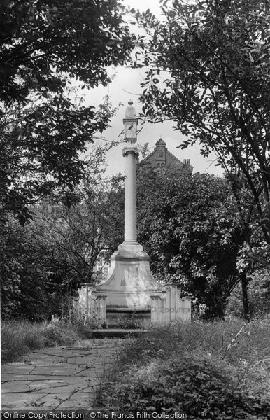 Photo of Cambridge, Memorial, Newnham College 1931