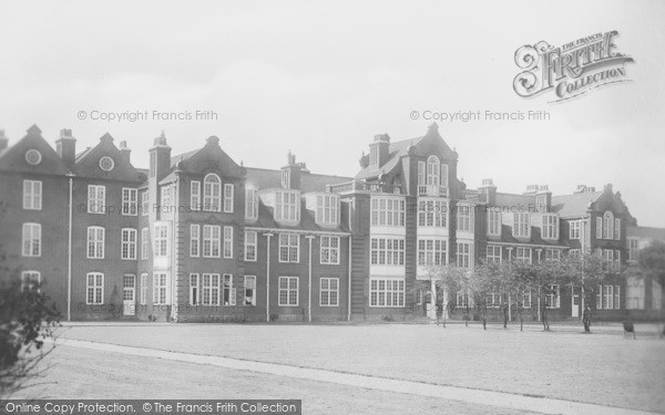 Photo of Cambridge, Newnham College, Peile Hall 1911