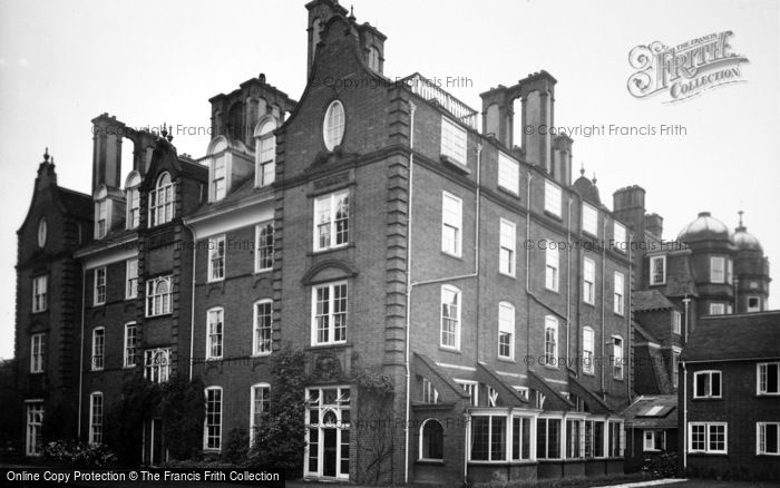 Photo of Cambridge, Newnham College, Peile Hall 1931