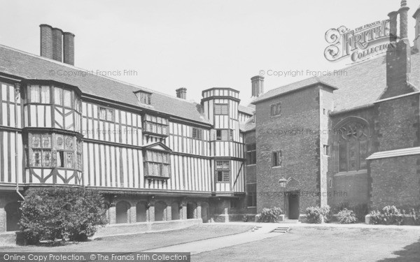 Photo of Cambridge, Queens' College Cloister Court 1911