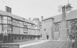 Queens' College, Cloister Court 1914, Cambridge