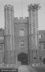 Queens' College Entrance 1931, Cambridge