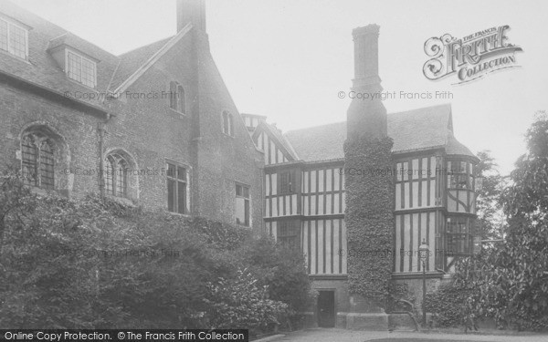 Photo of Cambridge, Queens' College, Walnut Tree Court 1911