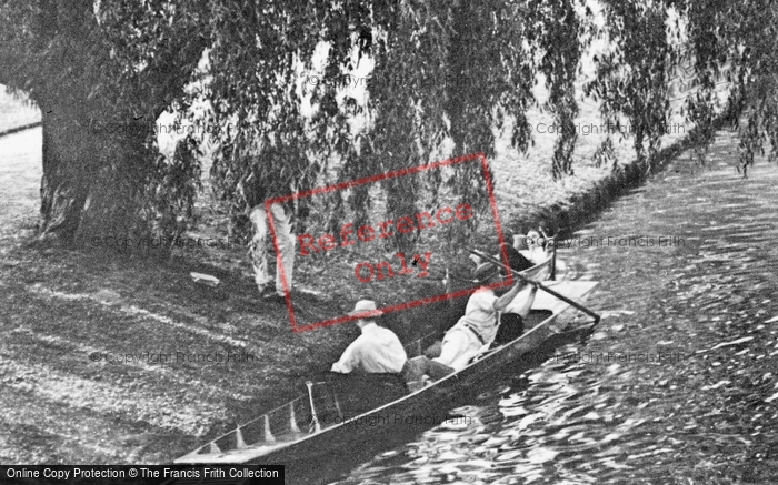 Photo of Cambridge, Relaxing On The River Cam 1914