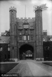 Trinity College, Great Gate 1909, Cambridge