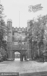 Trinity Main Gate 1938, Cambridge