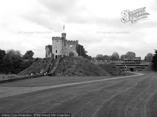 Photo of Cardiff, Castle Keep And Green 2004