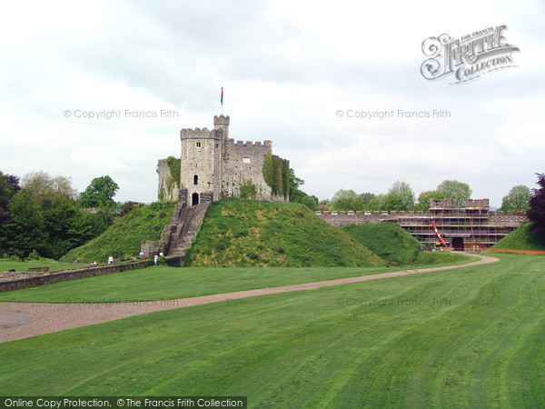 Photo of Cardiff, Castle Keep And Green 2004