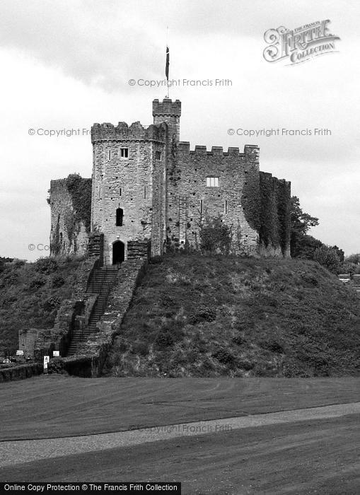 Photo of Cardiff, Castle Keep And Green 2004