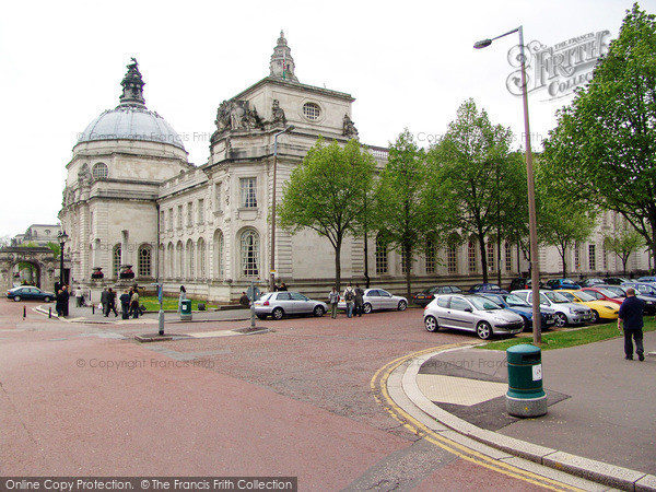 Photo of Cardiff, City Hall And Law Courts 2004