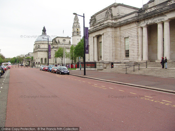 Photo of Cardiff, National Museum And City Hall 2004