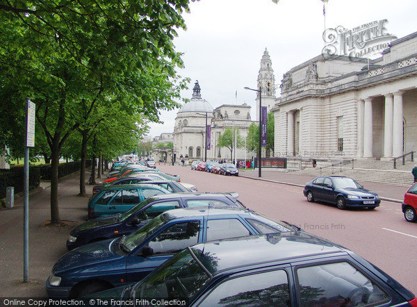 Photo of Cardiff, National Museum And City Hall 2004