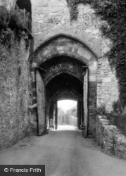 Castle, Gatehouse Entrance c.1935, Carisbrooke