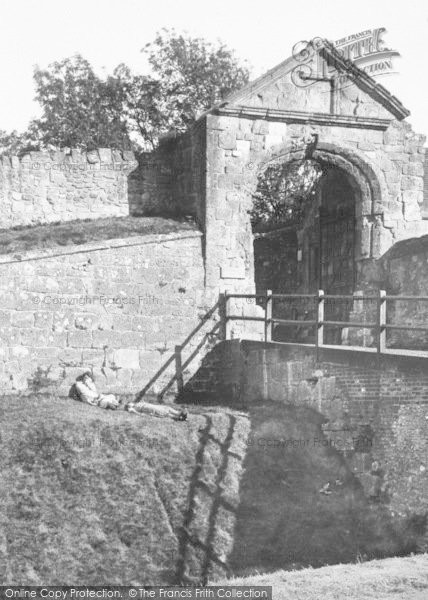 Photo of Carisbrooke, Castle Gateway 1935