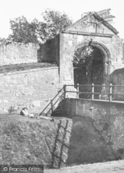 Castle Gateway 1935, Carisbrooke