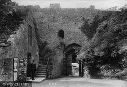 Castle, Old Gateway (1470) 1908, Carisbrooke